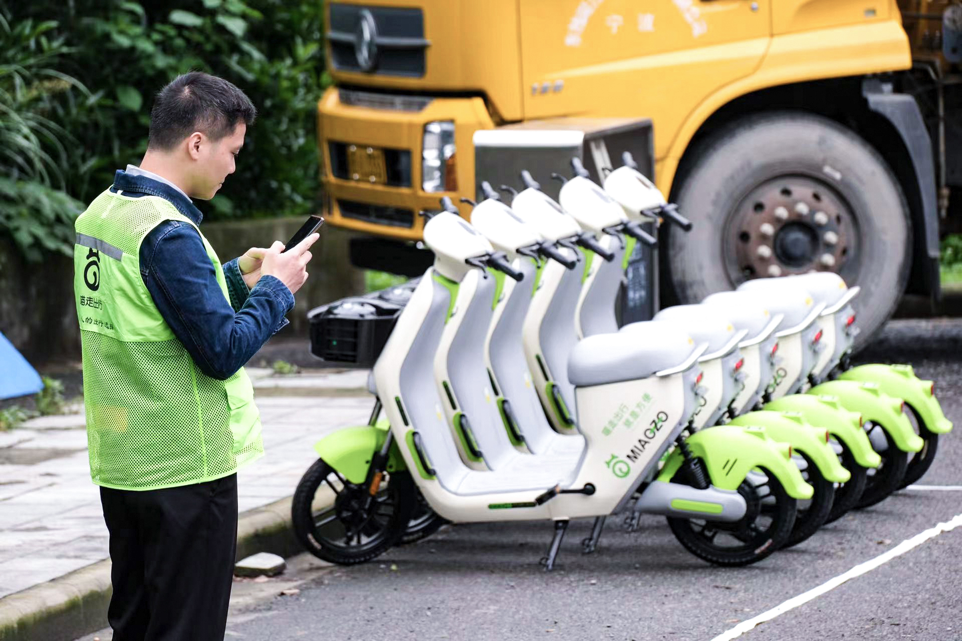 投放在路邊的共享電單車